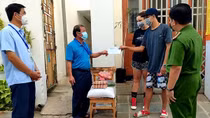 Người nước ngoài cảm kích hình ảnh Công an giúp đỡ trong thời gian giãn cách xã hội