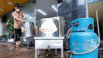 Hàng quán “vùng xanh” dọn dẹp chuẩn bị mở bán trở lại
