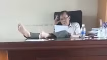 Hạt trưởng Hạt Kiểm lâm gác chân lên bàn làm việc xin từ chức