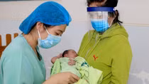 Hành trình “sinh tử” diệu kỳ của mẹ con sản phụ mắc COVID-19