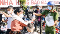 Lực lượng Công an hỗ trợ người dân về quê an toàn, đảm bảo phòng, chống dịch