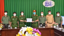 Công an tỉnh Bà Rịa – Vũng Tàu tặng quà hỗ trợ công tác phòng, chống dịch bệnh COVID-19