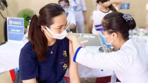 Người tiêm đủ 2 mũi vaccine từ vùng dịch trở về theo dõi sức khỏe tại nhà 7 ngày