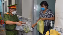 Mỗi Công an phường, xã là “pháo đài” giúp đỡ người dân chống dịch