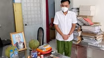 Thiếu tá Công an nén nỗi đau, lập bàn thờ bái vọng mẹ từ xa