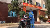 Công an quận Nam Từ Liêm tặng xe máy cho chị lao công bị cướp trong đêm
