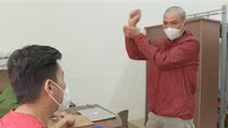 "Ma men" dùng búa tấn công chốt kiểm dịch