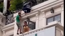Giải cứu cô gái có ý định nhảy lầu vì buồn chuyện gia đình