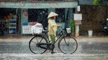 Miền Bắc mưa to, miền Trung duy trì nắng nóng