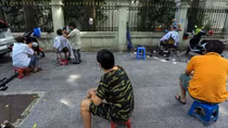 Người dân Hà Nội xếp hàng chờ cắt tóc, gội đầu