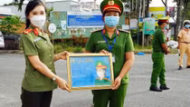 Nữ Trung úy làm thơ, vẽ tranh “Mẹ là chiến sỹ” tặng đồng đội tuyến đầu