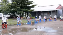 Đề nghị phạt 165 triệu đồng 11 người tụ tập uống nước tại nhà hàng xóm