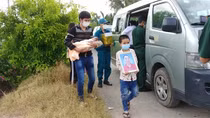 Chuyên gia y tế nói gì về việc 3 cha con khỏi COVID-19 về quê vẫn bị cách ly?