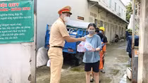 Đem vở trắng đến với học sinh nghèo