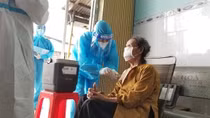 “Đi từng ngõ, gõ từng nhà” để tiêm vaccine phòng COVID-19 cho người cao tuổi