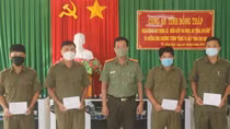 Trao quà cho học sinh vượt khó và Công an các xã biên giới