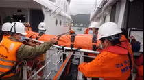 Chạy đua với áp thấp nhiệt đới, thuyền viên bị tai nạn trên tàu cá sắp chìm