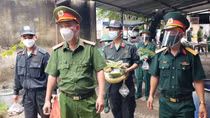 Tặng nhu yếu phẩm cho người dân ngày đầu siết chặt giãn cách