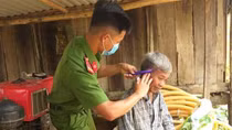 Công an huyện Mang Yang về làng cắt tóc, tuyên truyền pháp luật cho người dân