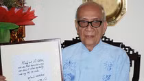Giáo sư Vũ Khiêu với Bác Hồ và “Anh Văn”, “Anh Sáu”
