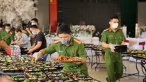 Lực lượng Công an nấu hàng ngàn suất cơm tặng người dân cách ly