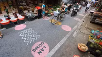 Chợ dân sinh kẻ vạch phân luồng, nhiều người vẫn thờ ơ