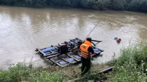 Đi thăm người thân, 3 cha con bị nước lũ cuốn trôi
