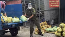 Công an viên với nhiều việc làm thiết thực vì người dân trong mùa dịch