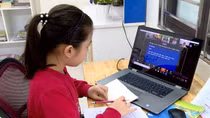 Xây dựng gói tín dụng hỗ trợ học sinh, sinh viên nghèo mua thiết bị học trực tuyến