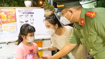 Công an TP Hồ Chí Minh trao 1.000 phần quà cho trẻ mồ côi, khó khăn