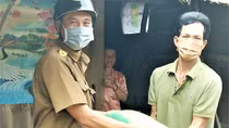 Công an viên mua gạo mang tận nhà tặng người dân