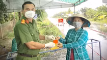 Công an xã trả lại tài sản người dân đánh rơi