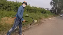 Tên cướp tấn công người đi đường để cướp xe khi bị truy đuổi