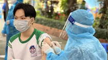 Tiêm vaccine COVID-19 cho trẻ: Băn khoăn, lo lắng, vui mừng…