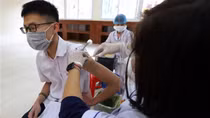 Hà Nội tiêm vaccine phòng COVID-19 cho học sinh lớp 9