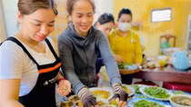 Ấm lòng bữa cơm của đồng bào vùng xa cho lực lượng chống dịch