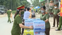 Phụ nữ Công an Phú Thọ gửi 1.000 suất quà hỗ trợ nhân dân miền Nam chống dịch