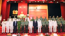 Chủ tịch nước Nguyễn Xuân Phúc trao tặng Huy hiệu Đảng cho đảng viên trong Đảng bộ Công an Trung ương