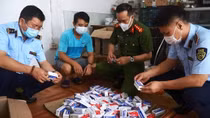 Tạm giữ hàng trăm hộp thuốc điều trị COVID-19 không rõ xuất xứ