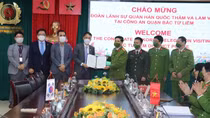 Tổng lãnh sự Đại sứ quán Hàn Quốc trao Thư cảm ơn Công an quận Bắc Từ Liêm