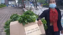 Hai người đàn bà bán rau thậm khổ vẫn làm từ thiện