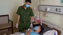 Thăm hỏi, trao quà hai cán bộ Công an xã bị thương khi tham gia khống chế đối tượng sát hại vợ