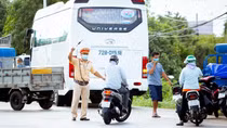 Năm người dương tính với SARS-CoV-2 khai báo gian dối để “thông chốt”
