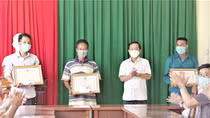 Khen thưởng tổ COVID-19 cộng đồng phát hiện 9 người dùng xe cấp cứu thông chốt