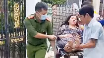 Công an phường kịp thời đưa người bị hôn mê đến bệnh viện cấp cứu