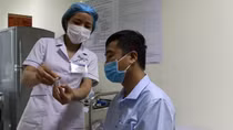 Trước khi tiêm chủng phải cho cha, mẹ của trẻ xem lọ vaccine