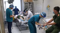 Chống đối quyết định cưỡng chế, ném chai xăng làm 4 cán bộ chiến sĩ Công an bị thương