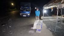 “Núp bóng” vận chuyển hàng thiết yếu, chở hàng cấm