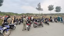 Bố mẹ dành dụm tiền công mua xe phân khối lớn, con tranh thủ "đi bão"