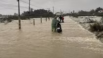 Mưa lũ đã làm 18 người chết và mất tích, 25.000 học sinh phải nghỉ học